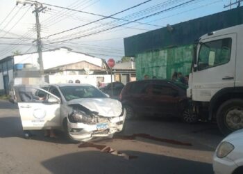 Equipe da Record Manaus sofre acidente de trânsito e carro de reportagem fica destruído