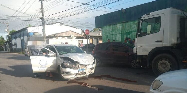 Equipe da Record Manaus sofre acidente de trânsito e carro de reportagem fica destruído