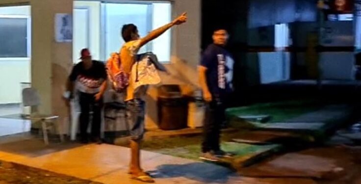 Pai invade necrotério e retira corpo do filho bebê após 15h de espera