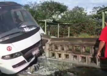 Ônibus de rota perde o controle e bate de frente em muro no Tarumã