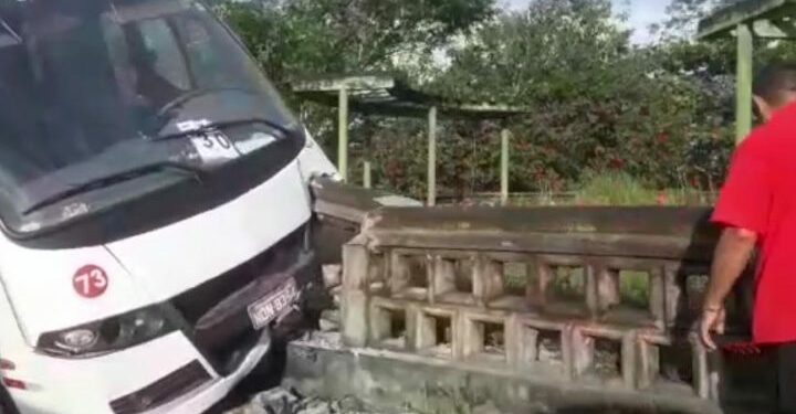 Ônibus de rota perde o controle e bate de frente em muro no Tarumã