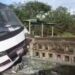 Ônibus de rota perde o controle e bate de frente em muro no Tarumã