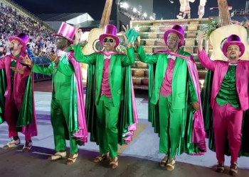 Ficou curioso? Veja o segredo da troca de roupa ‘relâmpago’ do desfile da Mangueira