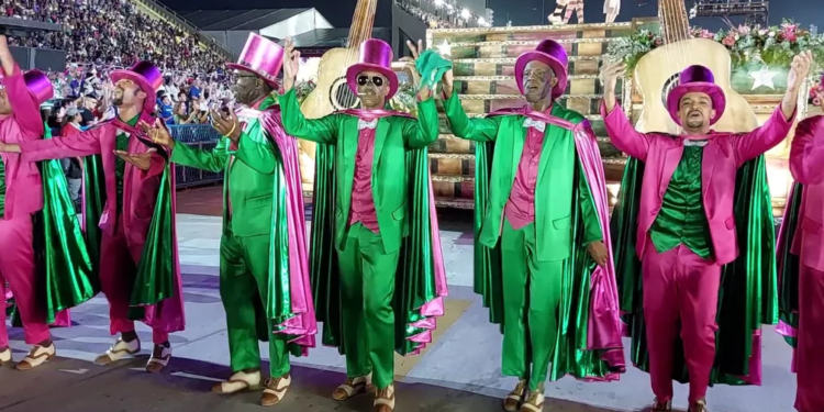 Ficou curioso? Veja o segredo da troca de roupa ‘relâmpago’ do desfile da Mangueira