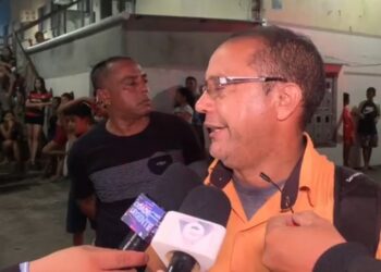 ‘Mataram meu filho por engano’, diz pai ao ver o corpo do filho no chão de casa