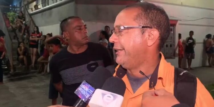 ‘Mataram meu filho por engano’, diz pai ao ver o corpo do filho no chão de casa