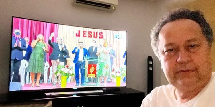 Silas Câmara prepara reeleição, enquanto reza para escapar das garras da Justiça