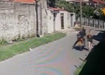 Homem que foi flagrado dando tapa em bunda de jovem é identificado e preso