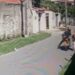 Homem que foi flagrado dando tapa em bunda de jovem é identificado e preso