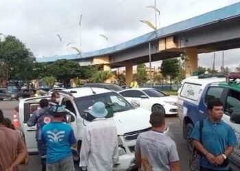 Vídeo: Homem é baleado em carro que levou 17 tiros na Zona Leste de Manaus