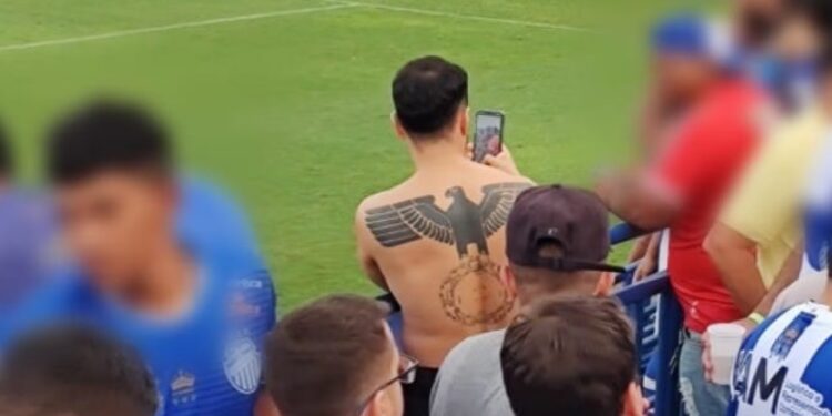 Homem é flagrado por torcedores exibindo tatuagem nazista em jogo da Série D em Manaus