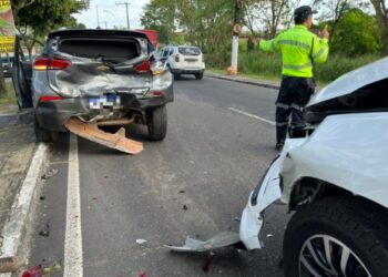 Engavetamento deixa carros destruídos no V8 em Manaus; VEJA