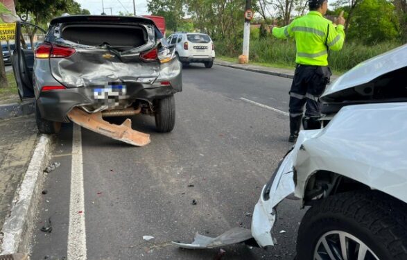 Engavetamento deixa carros destruídos no V8 em Manaus; VEJA