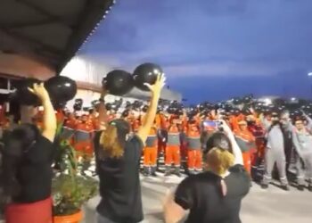 Vídeo: garis se juntam a moradores e pedem Justiça após morte de colega durante assalto em Manaus