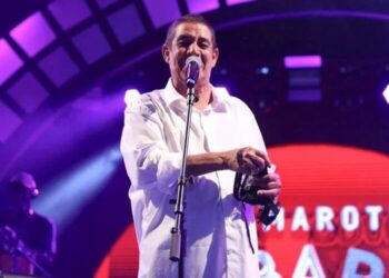 Eita! Zeca Pagodinho cheira calcinha de fã durante show