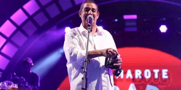 Eita! Zeca Pagodinho cheira calcinha de fã durante show