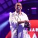 Eita! Zeca Pagodinho cheira calcinha de fã durante show