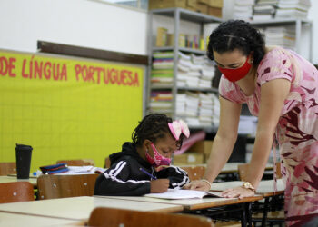 Prefeitura de Manaus cria 3,5 mil cargos de professores na Semed