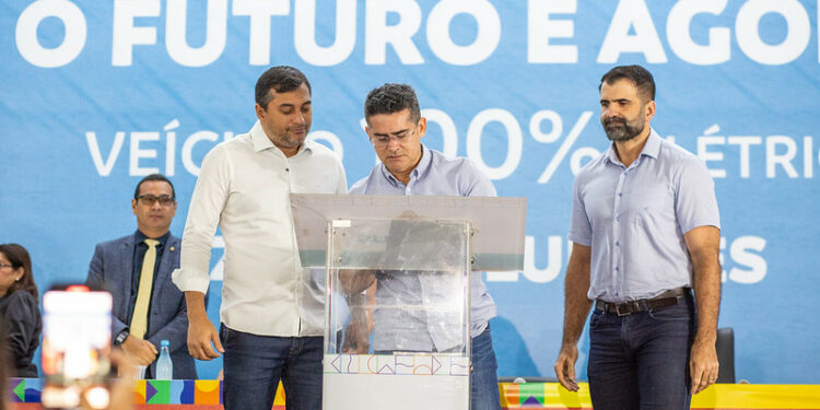 David Almeida e Wilson Lima firmam convênio de R$ 36,4 milhões para aquisição de ônibus elétricos