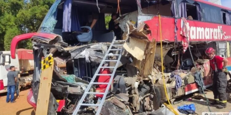 Grave acidente de ônibus deixa oito mortos e 35 feridos