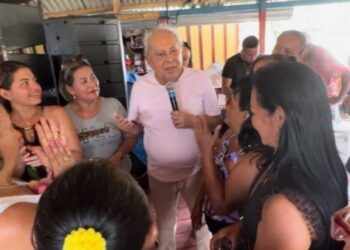 Amazonino visita comunidade ribeirinha e faz homenagem às mães dos beiradões amazonenses