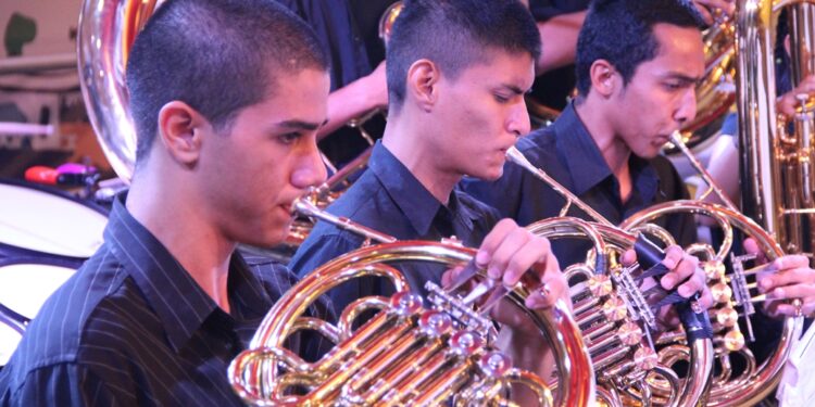 Cursos gratuitos de dança e música são oferecidos pelo Sesc-AM
