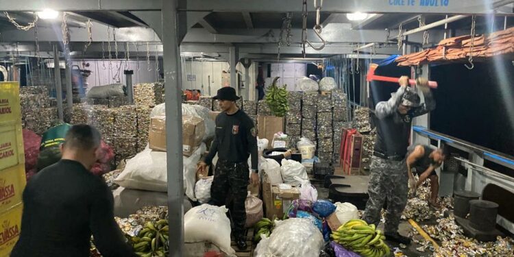 Polícia encontramais de 70 quilos de drogas em blocos de latinhas prensada dentro de embarcação no AM