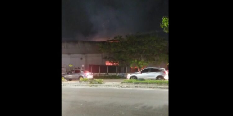 Vídeo: horas após ter incêndio controlado, fábrica em Manaus volta a pegar fogo