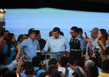 Wilson Lima e David Almeida dão ordem de serviço para reforma de duas feiras itinerantes