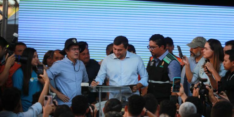 Wilson Lima e David Almeida dão ordem de serviço para reforma de duas feiras itinerantes