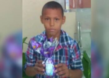 Criança morre eletrocutada ao abrir porta da geladeira em casa