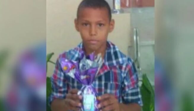 Criança morre eletrocutada ao abrir porta da geladeira em casa