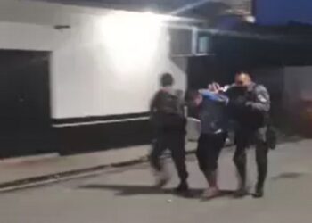 Menores rendem e agridem vítima, roubam carro e trocam tiros com a PM em Manaus