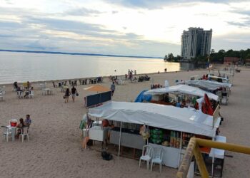 Com faixa de areia reduzida, prefeitura orienta banhistas nas águas da Ponta Negra