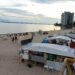 Com faixa de areia reduzida, prefeitura orienta banhistas nas águas da Ponta Negra