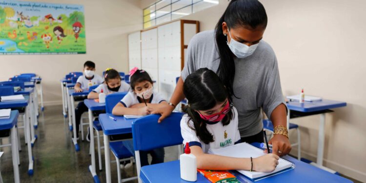 Governo do Amazonas prorroga inscrições de pós-graduação gratuita para professores até dia 6 de maio