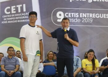 ‘É isso que me motiva’, diz governador sobre aluno da rede estadual selecionado para intercâmbio nos EUA