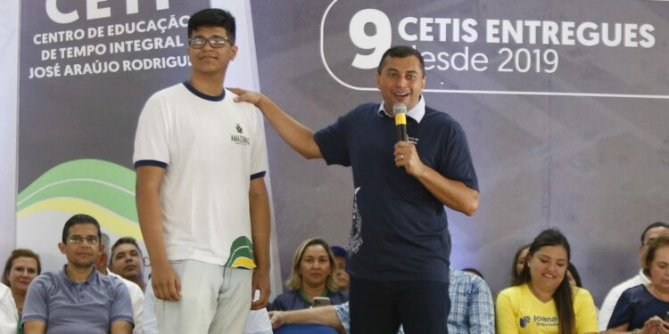 ‘É isso que me motiva’, diz governador sobre aluno da rede estadual selecionado para intercâmbio nos EUA