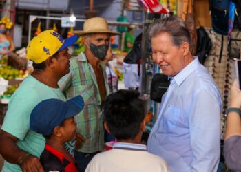 ‘Comemoro o Dia do Trabalhador trabalhando pelo Amazonas’, diz Arthur em visita a feirantes e comerciantes de Iranduba