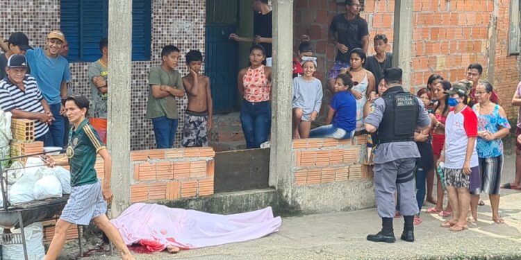 ‘Eu quero o meu filho’, diz mãe aos prantos ao ver rapaz executado em rip-rap no bairro da União