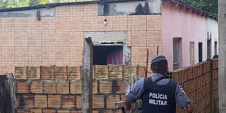 Vendedor de bombons é assassinado da porta de casa a facadas na Zona Leste