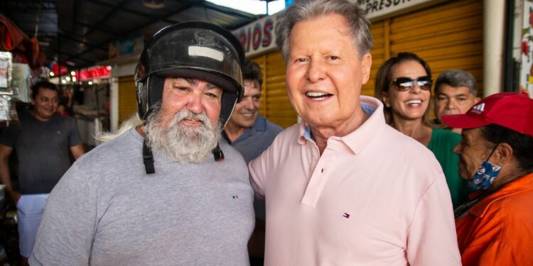 ‘Se tem uma coisa que gosto é estar com o povo’, afirma Arthur Neto ao visitar feira da Compensa