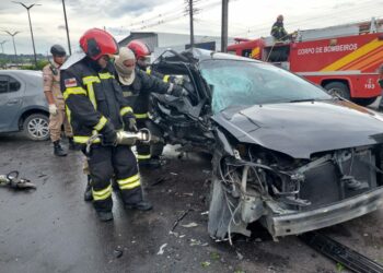 Vídeo flagra momento que carro invade contramão e bate em outro veículo; VEJA