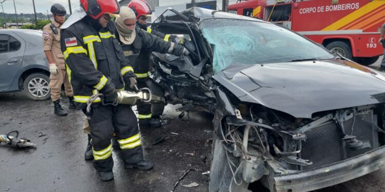 Vídeo flagra momento que carro invade contramão e bate em outro veículo; VEJA