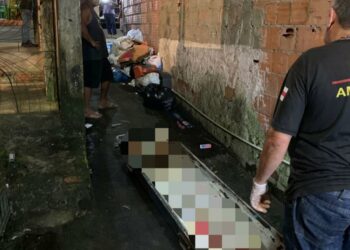 Homem morre durante ataque criminoso em beco na Compensa