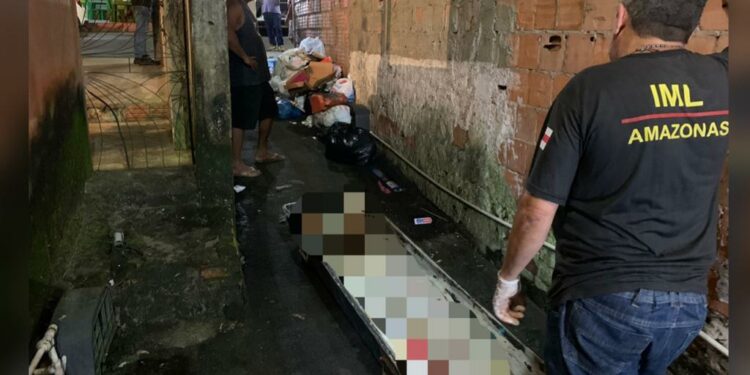 Homem morre durante ataque criminoso em beco na Compensa