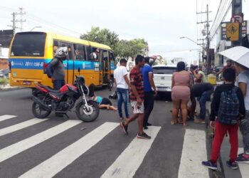 Mototaxista atropela mulheres e criança em faixa de pedestres em Manaus