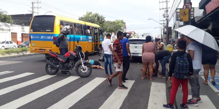 Mototaxista atropela mulheres e criança em faixa de pedestres em Manaus
