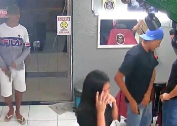 Vídeo: bandidos armados assaltam barbearia no São José
