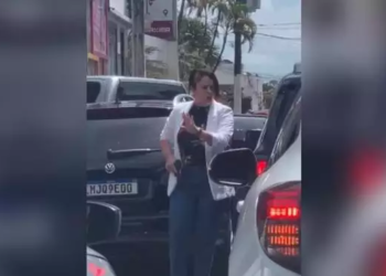 Vídeo: Mulher se estressa com fila de carros em frente de escola e sai apontando arma